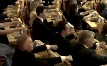 Porra vikinga llega a su parlamento al grito de 